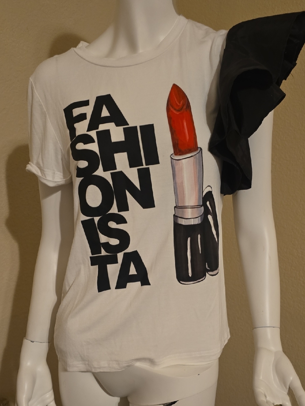 Source Unknown White Graphic 'Fashionista' Tee with Red Lipstick Print
